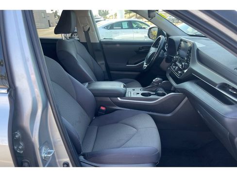 Used 2021 Toyota Highlander LE FWD image 21