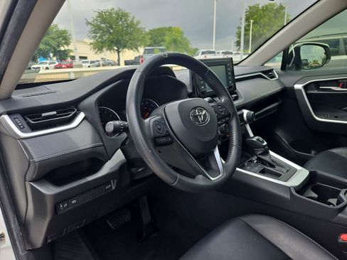 Used 2019 Toyota RAV4 XLE Premium FWD image 2