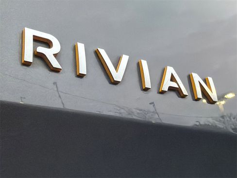 Used 2023 Rivian R1S Adventure image 17