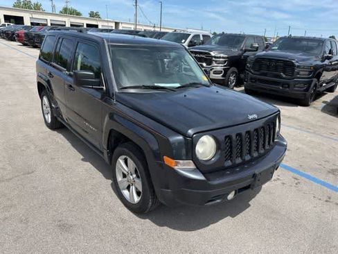 Used 2014 Jeep Patriot Latitude w/ Sun/Sound Group FWD image 19