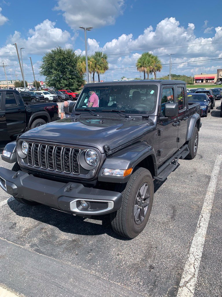 Used 2025 Jeep Gladiator Sport AWD/4WD image 1