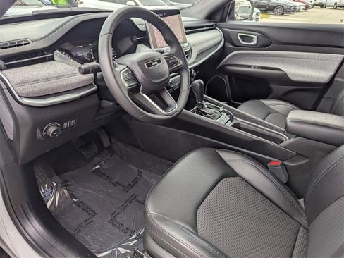 Used 2024 Jeep Compass Latitude image 23