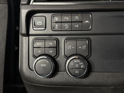 Used 2025 Chevrolet Suburban Z71 image 15