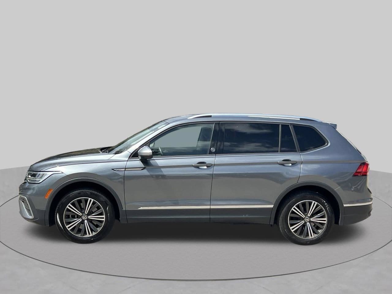 Used 2024 Volkswagen Tiguan SE FWD image 2