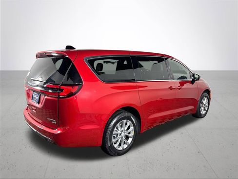 New 2026 Chrysler Pacifica Limited image 6
