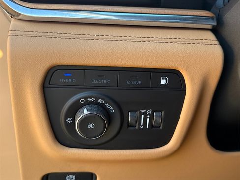 Used 2023 Jeep Grand Cherokee Summit image 10