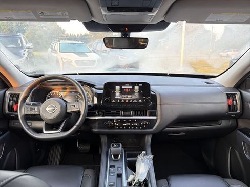 Used 2025 Nissan Pathfinder SL FWD image 22