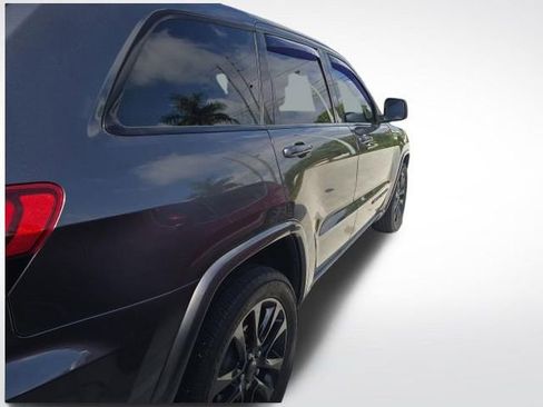 Used 2018 Jeep Grand Cherokee Altitude AWD/4WD image 7