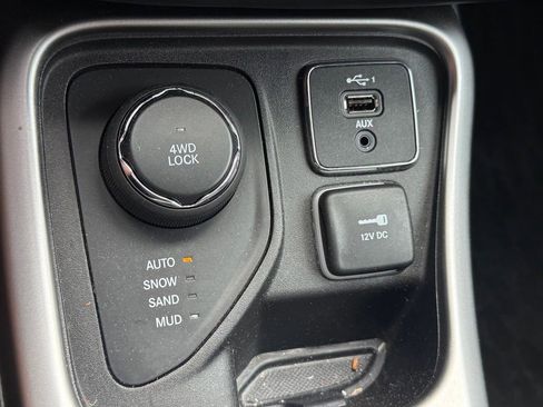 Used 2019 Jeep Compass Latitude AWD/4WD image 27