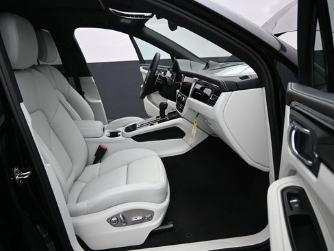 New 2026 Porsche Macan image 5