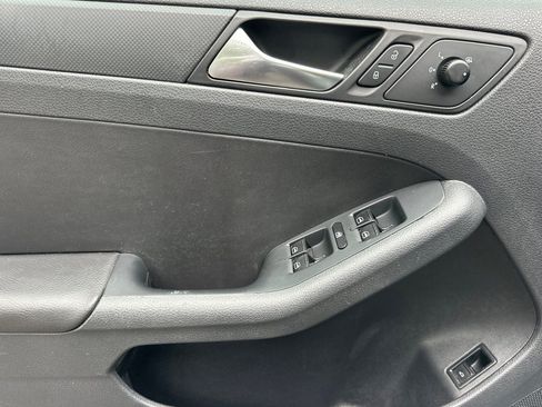 Used 2011 Volkswagen Jetta SE FWD image 11