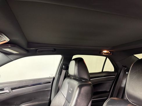 Used 2018 Chrysler 300 S w/ 300S Premium Group RWD image 14