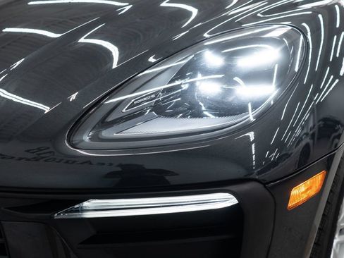 Used 2023 Porsche Macan AWD/4WD image 40
