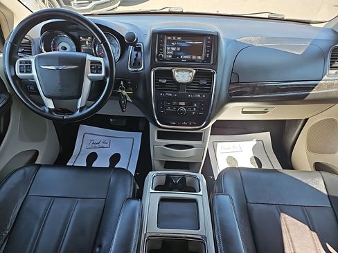Used 2016 Chrysler Town & Country Touring image 21