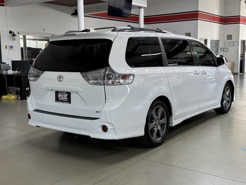 Used 2019 Toyota Sienna SE Premium FWD image 2
