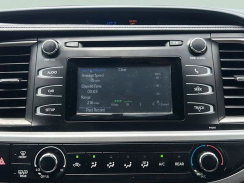 Used 2016 Toyota Highlander LE FWD image 19