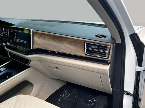 Used 2024 Volkswagen Atlas SE AWD/4WD image 18