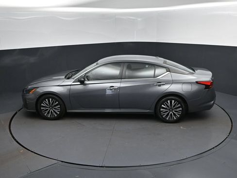 Used 2024 Nissan Altima 2.5 SV FWD image 32