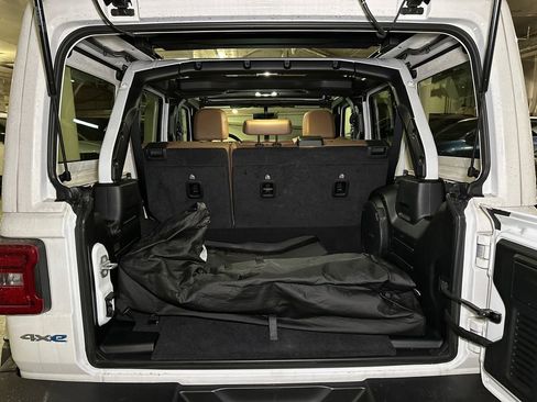 Used 2022 Jeep Wrangler Unlimited Sahara w/ Cold Weather Group image 5