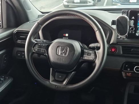 Used 2025 Honda Pilot TrailSport image 11