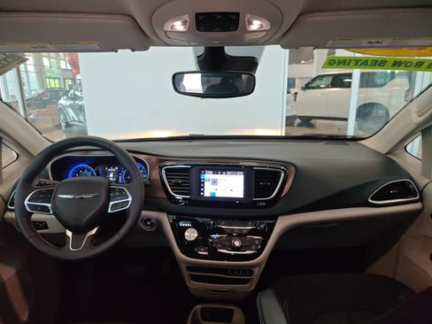 Used 2023 Chrysler Voyager LX FWD image 28