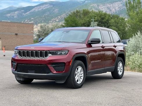 Used 2023 Jeep Grand Cherokee Laredo AWD/4WD image 3