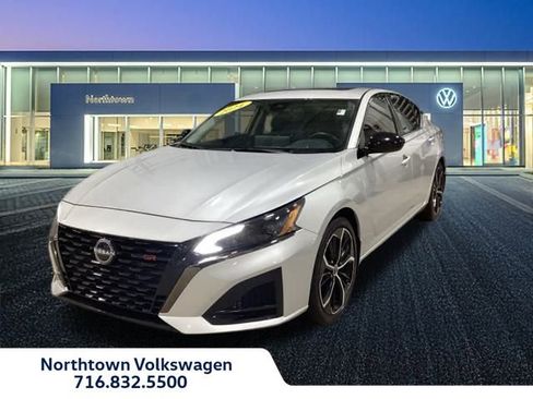 Used 2024 Nissan Altima 2.5 SR w/ SR Premium Package image 3