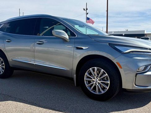 Used 2024 Buick Enclave Essence image 2