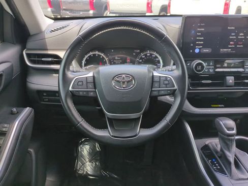 Used 2023 Toyota Highlander XLE FWD image 16