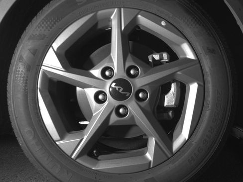 Used 2025 Kia K4 LXS image 13