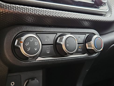 Certified 2020 Nissan Kicks S image 14