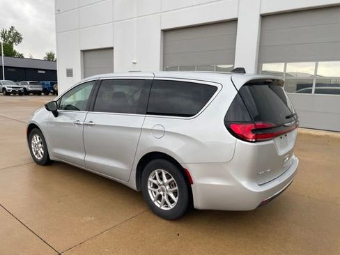 Used 2024 Chrysler Pacifica Touring-L FWD image 4