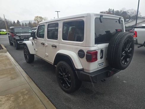 Used 2025 Jeep Wrangler Unlimited Sahara w/ Safety Group image 4