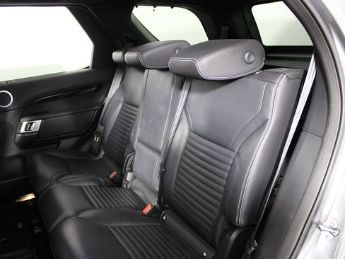 Used 2022 Land Rover Discovery S image 32