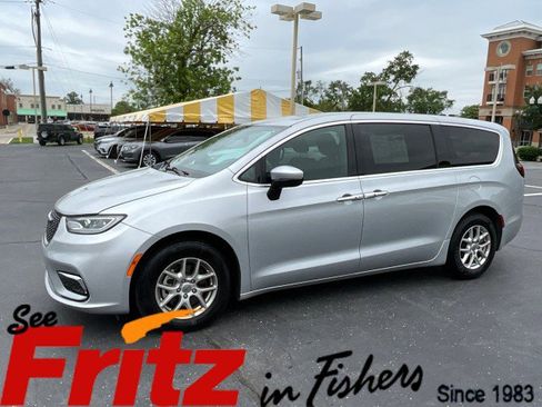 Used 2023 Chrysler Pacifica Touring FWD image 1