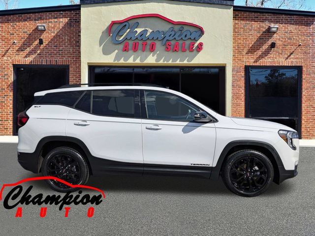Used 2022 GMC Terrain SLT w/ Infotainment Package II FWD image 3