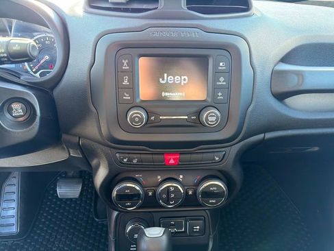 Used 2017 Jeep Renegade Latitude w/ Popular Equipment Group image 28