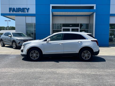 Used 2023 Cadillac XT5 Premium Luxury w/ Technology Package FWD image 2