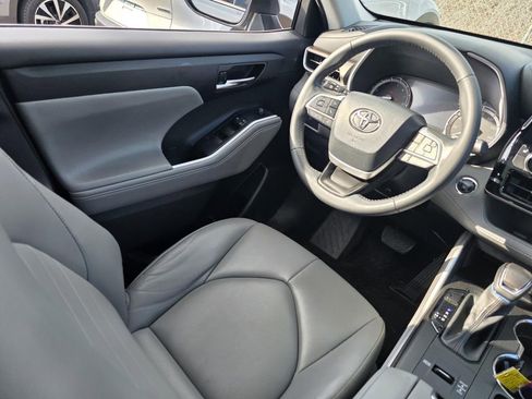 Used 2022 Toyota Highlander XLE image 28