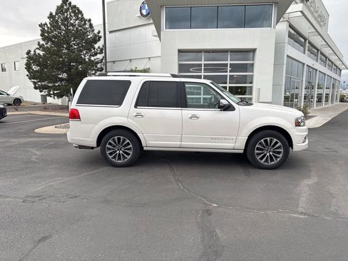 Used 2017 Lincoln Navigator Select image 6