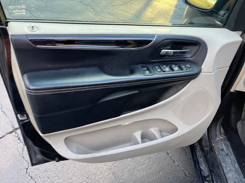 Used 2014 Chrysler Town & Country Touring-L image 20