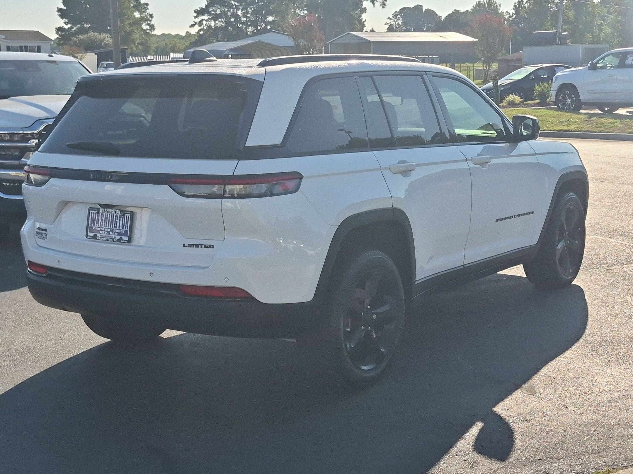 Used 2025 Jeep Grand Cherokee Limited w/ Luxury Tech Group II AWD/4WD image 3