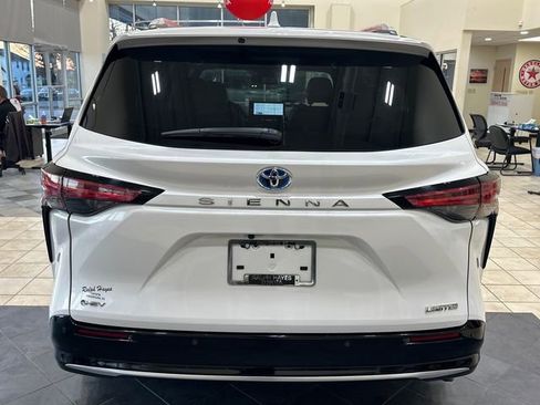 Used 2025 Toyota Sienna Limited image 4