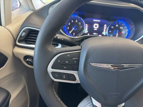 Used 2023 Chrysler Pacifica Touring-L FWD image 34