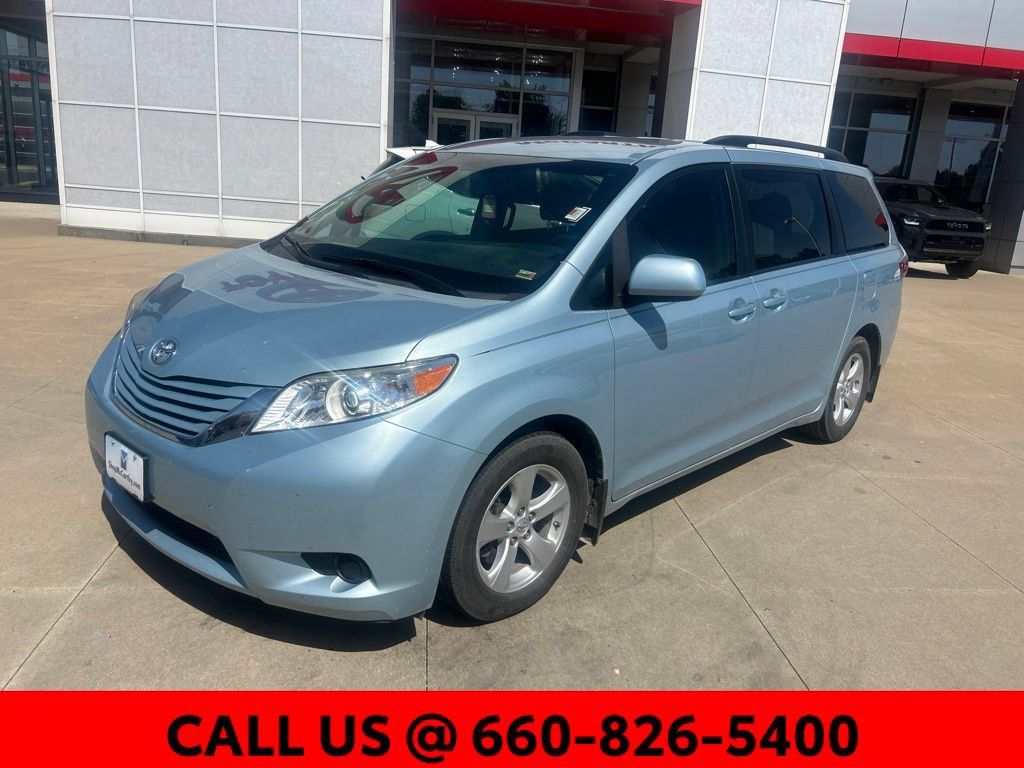 Used 2017 Toyota Sienna LE FWD image 2