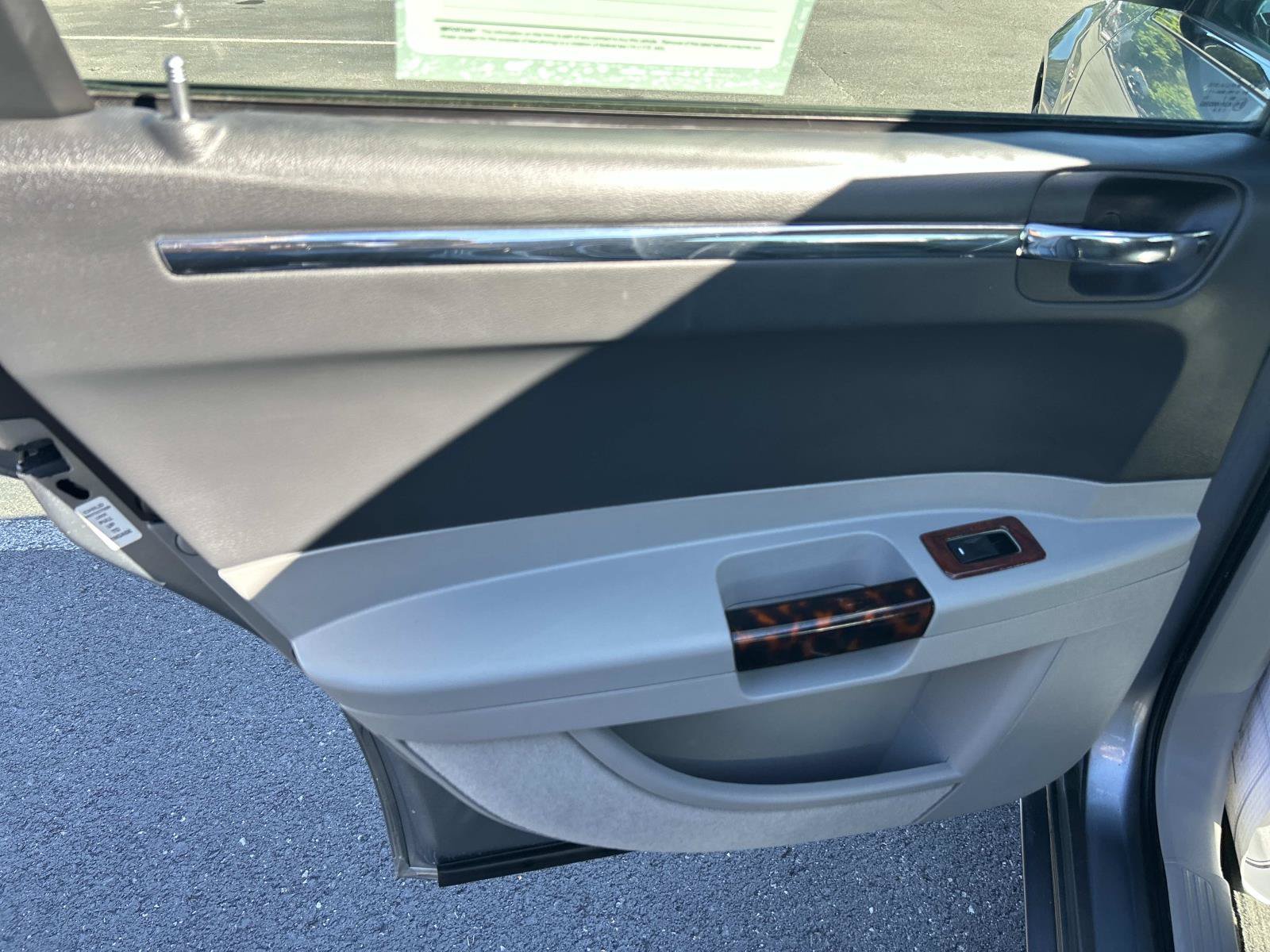 Used 2006 Chrysler 300 C w/ Navigation & Sound Group II RWD image 23