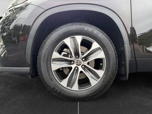 Used 2022 Toyota Highlander XLE AWD/4WD image 12