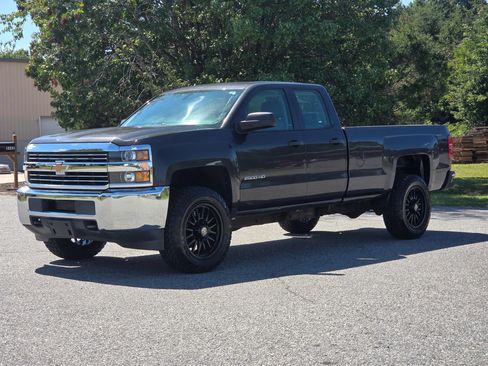 Used 2018 Chevrolet Silverado 2500 W/T AWD/4WD image 2