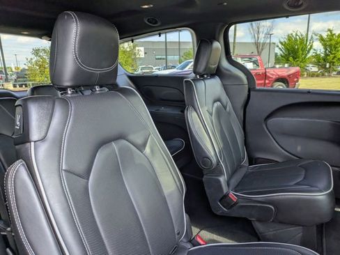 Used 2025 Chrysler Pacifica Limited FWD image 28