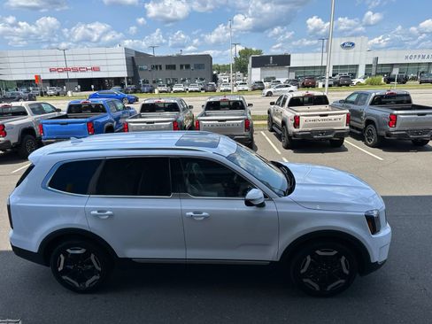 Used 2024 Kia Telluride EX w/ EX Captain's Chair Package AWD/4WD image 4